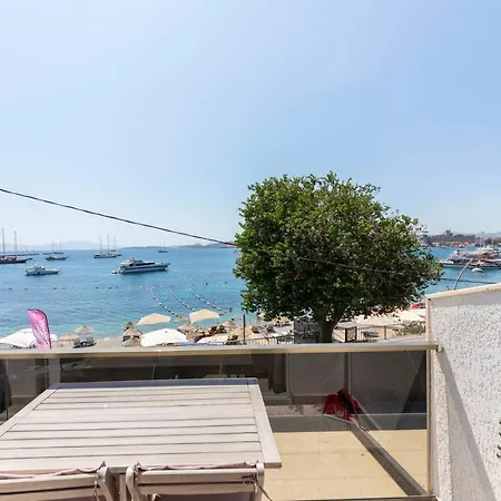 Apartment Charming Seafront With