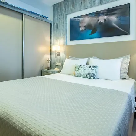 Charming Seafront With Apartment